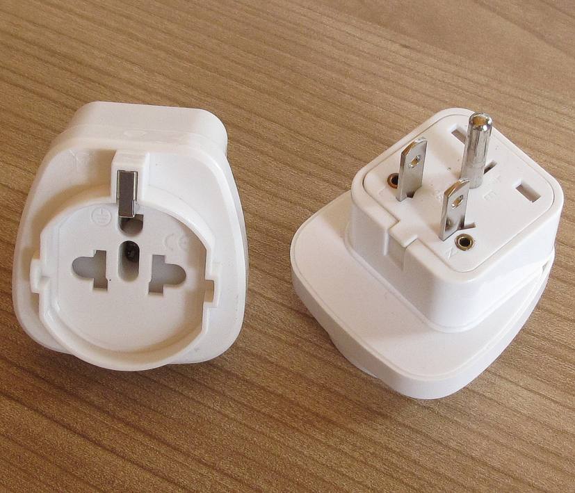 Reiseadapter_USA_Kanada_Brasilien_Japan_41-679-05020 Reiseadapter USA Kanada 3pol Stecker auf Univ Steckdose